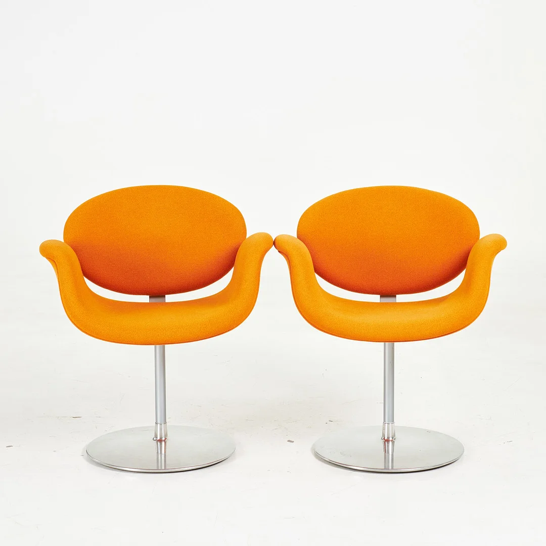 PIERRE PAULIN. Karmstolar, 1 par, "Tulip", för Artifort, klädda i orange textil, kromat underrede, etikettmärkta. — Armchairs & Chairs — Stockholms Auktionsverk Sickla