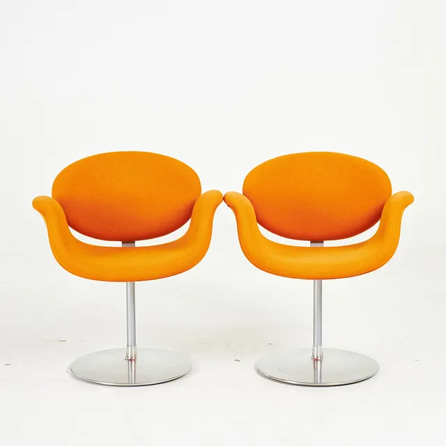 PIERRE PAULIN. Karmstolar, 1 par, "Tulip", för Artifort, klädda i orange textil, kromat underrede, etikettmärkta.