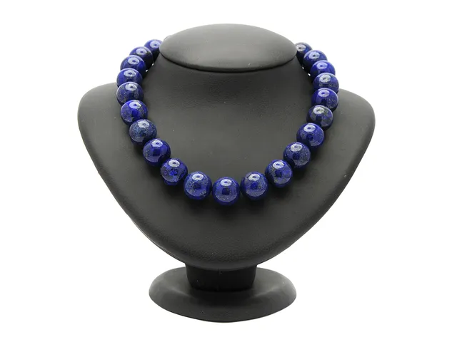 COLLIER, lapis lazuli, 16 mm kulor, längd 41 cm, lås i metall, skrapskador på låset, vikt 153 g.