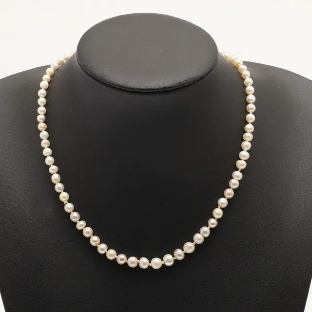 A SINGLE ROW GRADUATED NATURAL PEARL NECKLACE.