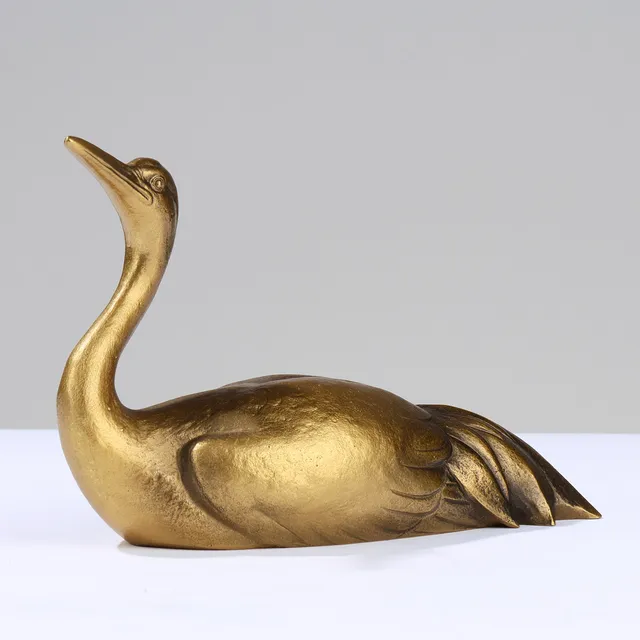 TSUDA EIJYU (1915–2000). Japansk bronzeskulptur forestillende fugl i hvilestilling med lang hals og sammenlagte vinger, stemplet og udført på eget værksted i Japan, 20. århundrede.