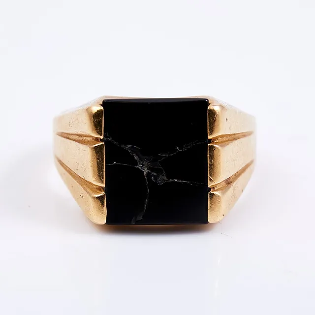 RING, 18 k guld, planslipad onyx, BEH Bengt Hallberg Guldsmeds AB, Köping, 2003.