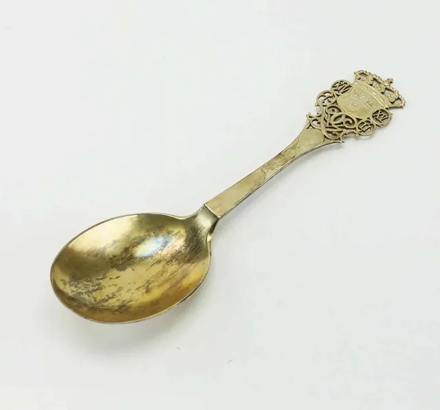 MINNESSKED, silver, "Med folket för fosterlandet", Kungliga monogram, Tre Kronor, Karl Anderson, Stockholm, 1914.