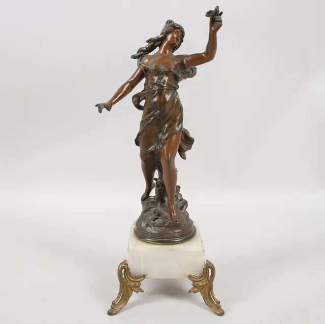 AUGUSTE MOREAU. Efter. Skulptur på alabastersockel, nymf med fågel, patinerad brons och alabaster, signerad, sent 1800-tal.