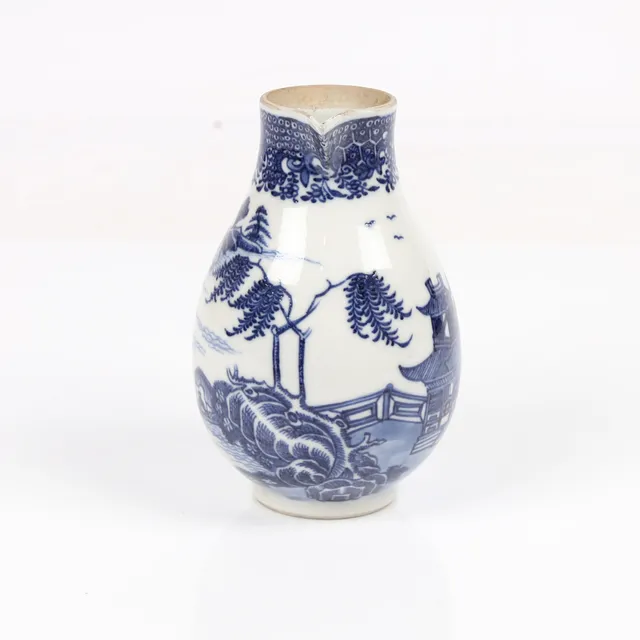 A WORCESTER BLUE AND WHITE SPARROW BEAK CREAM JUG, 18TH CENTURY.