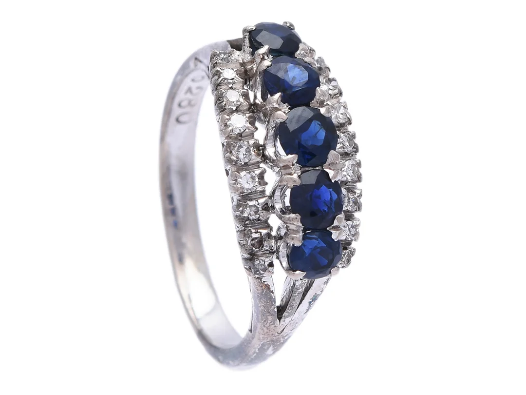 RING, 14K vitguld, 5 safirer, 18 åttkantslipade diamanter ca 0,18 ctv ca W/SI, stl 17,25 mm, vikt 4,5 g. — Smycken/Ring — Kaplans