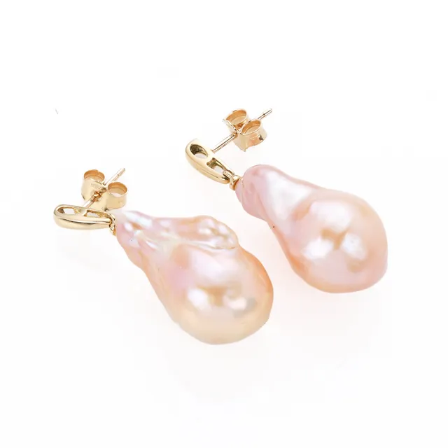 A pair of ear pendants of 18k gold set with a cultured freshwater pearl. (2)