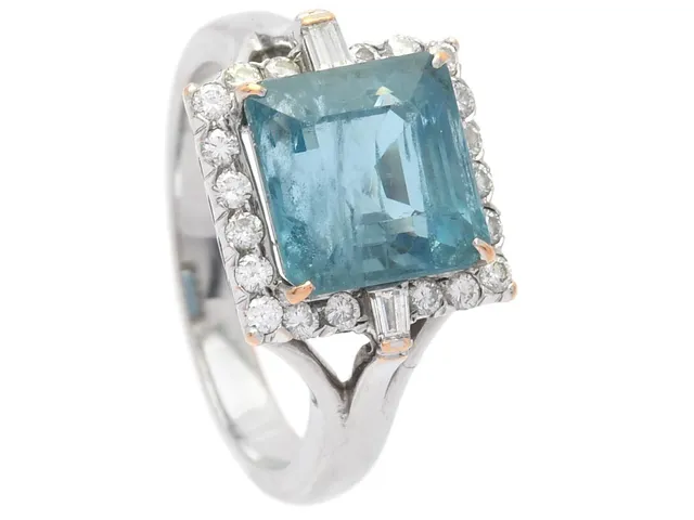 RING, 18K vitguld, akvamarin ca 4,25 ct, 22 briljant och baguetteslipade diamanter ca 0,25 ctv, ca W-Cr/ VS-SI, stl 16,75 mm, vikt 6,3 g, akvamarin med nagg.