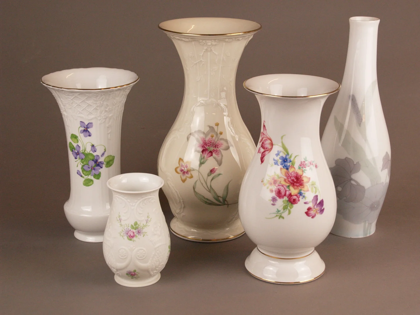 - VASEN - 5 Stk., Porzellan, dabei ROSENTHAL, KAISER. — European — Auktionshaus Blank