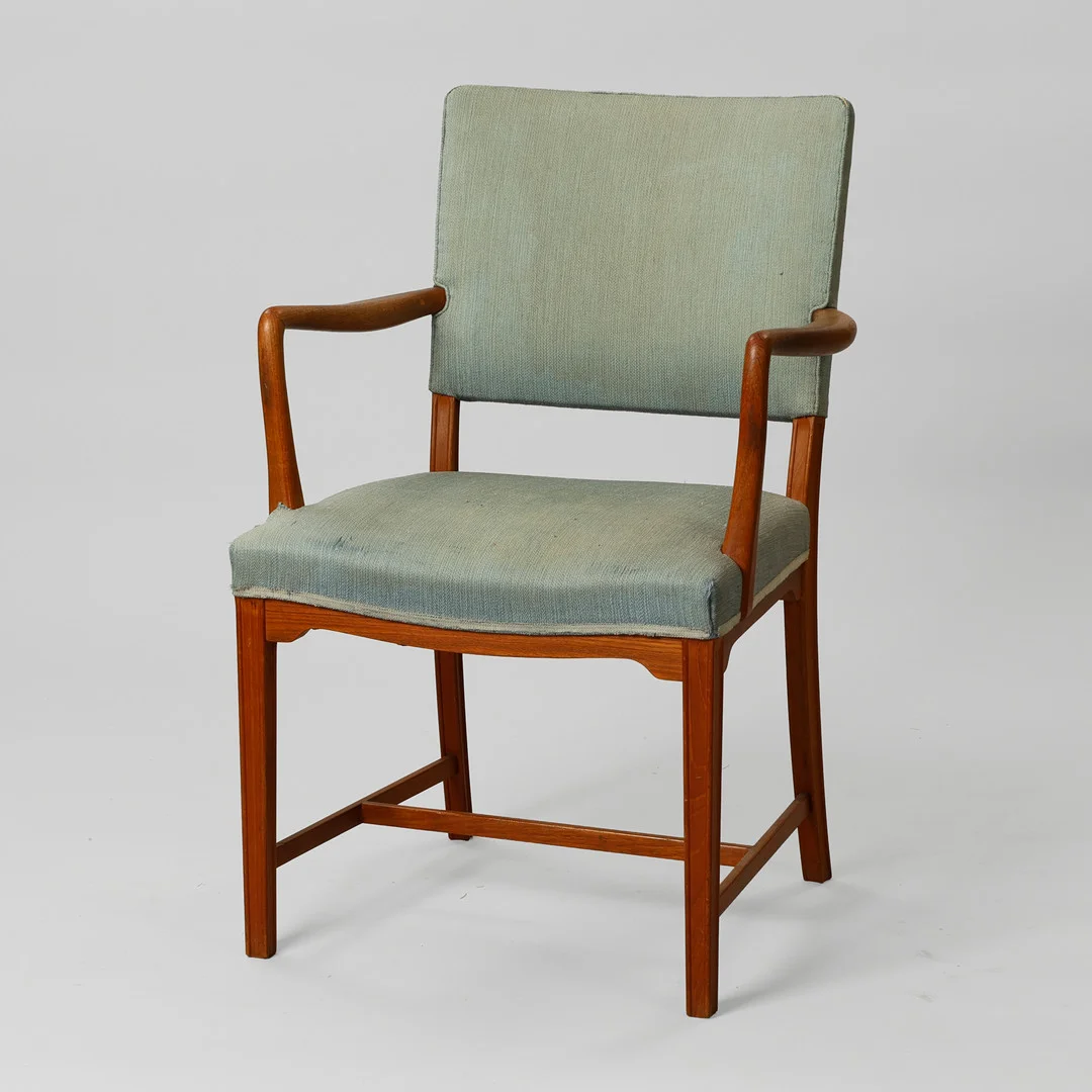 Armstol af massivt teaktræ med sæde og ryg betrukket i blågrønt tekstil, dansk møbelproducent, 1950'erne. — Armchairs & Chairs — Palsgaard Kunstauktioner