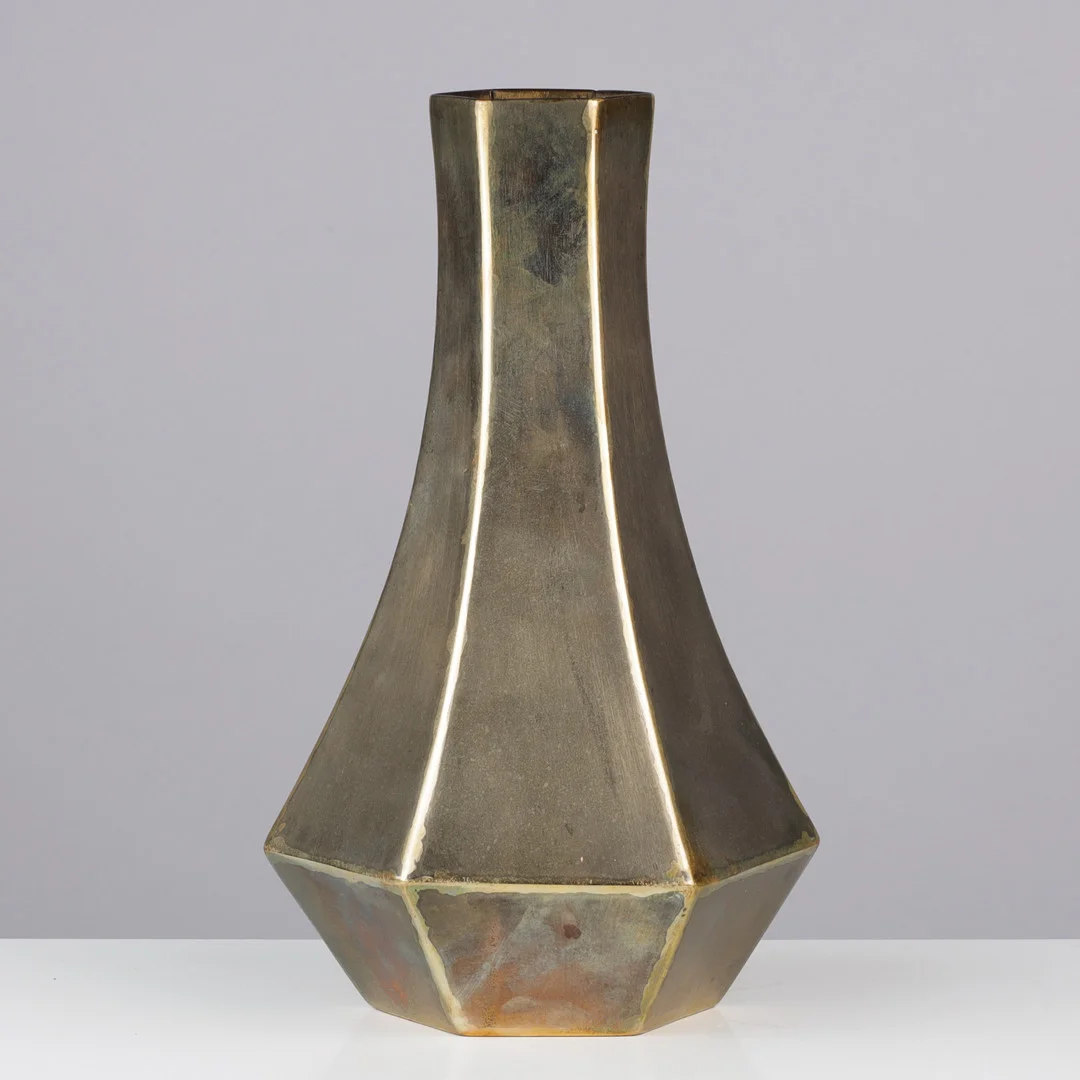 Sekskantet vase af patineret messing. 1900 tallet. Danmark . — Pewter, Brass & Copper — Palsgaard Kunstauktioner