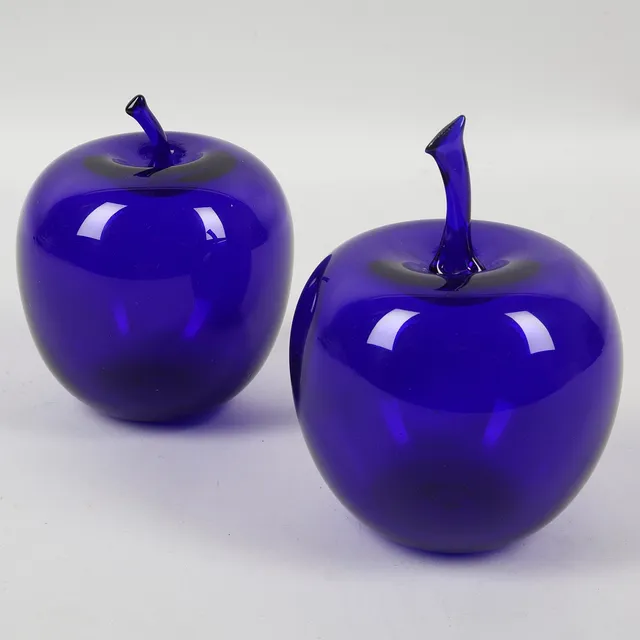 ANDERS WINGÅRD. Äpplen, 2 st, glas, osignerade.
