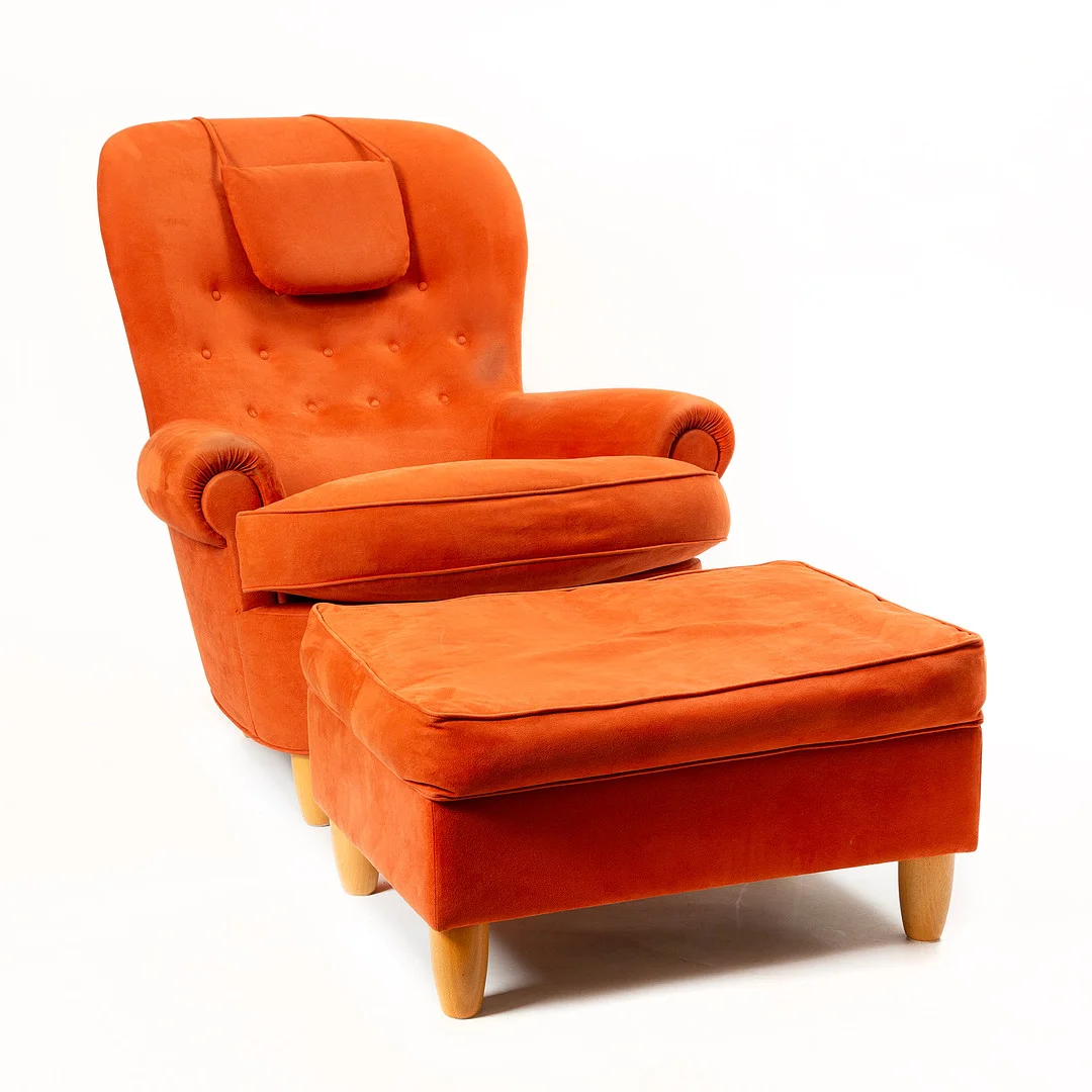 CARL MALMSTEN. "Jättepaddan", fåtölj med fotpall, löst stoppad plymå, klädd i alcantara, plakettmärkt " Möbel komponerad av professor Carl Malmsten, AB O.H Sjögren", modellen formgiven 1934. — Armchairs & Chairs — Stockholms Auktionsverk Göteborg