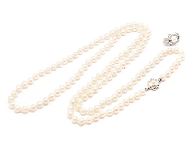 PÄRLCOLLIER, odlade pärlor, ca 6 mm, längd 96 cm, silverlås med odlad pärla, pärlavkortare i silver med odlad pärla och safier.