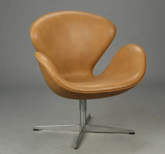 Arne Jacobsen 1902-1971. The Swan in cognac-coloured skai