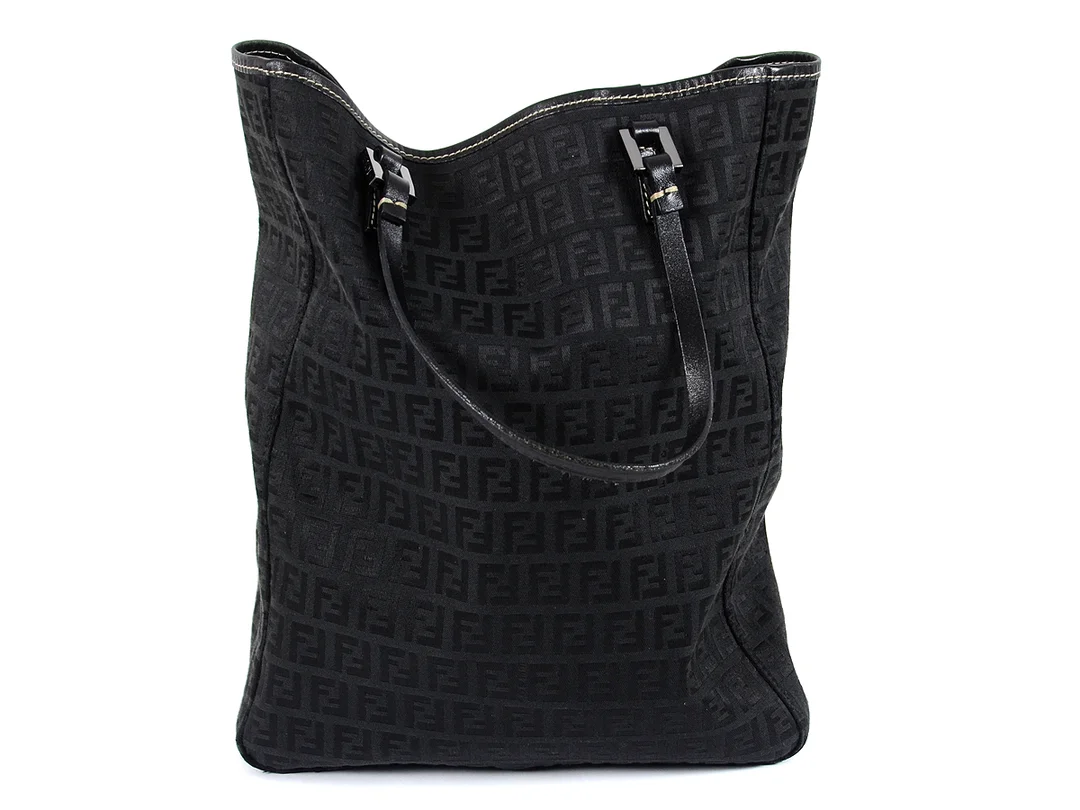 VÄSKA, FENDI, svart monogram i tyg, läder detaljer, 24x30x7cm, dustbag. — Accessoarer/Väskor — Kaplans