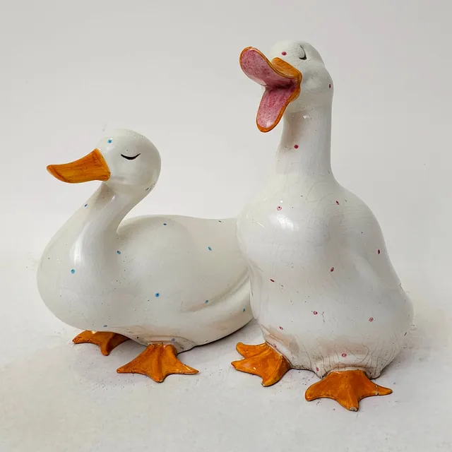 PAREJA DE PATOS EN CERÁMICA ESMALTADA. MEDIADOS SIGLO XX.