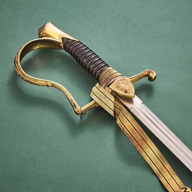 SABEL, svensk, m/1889, för officer vid artilleriet, med svärtad stålbalja samt mjukt läderfodral, portepé m/1797, fästet ägarmärkt med gravering KAH.