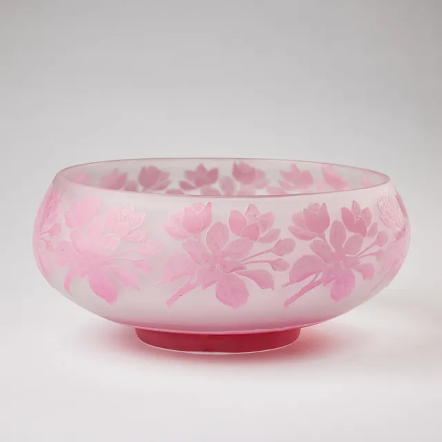 KARL LINDEBERG. Skål, Kosta 1910-tal, överfång i rosa, etsad dekor av blommor.