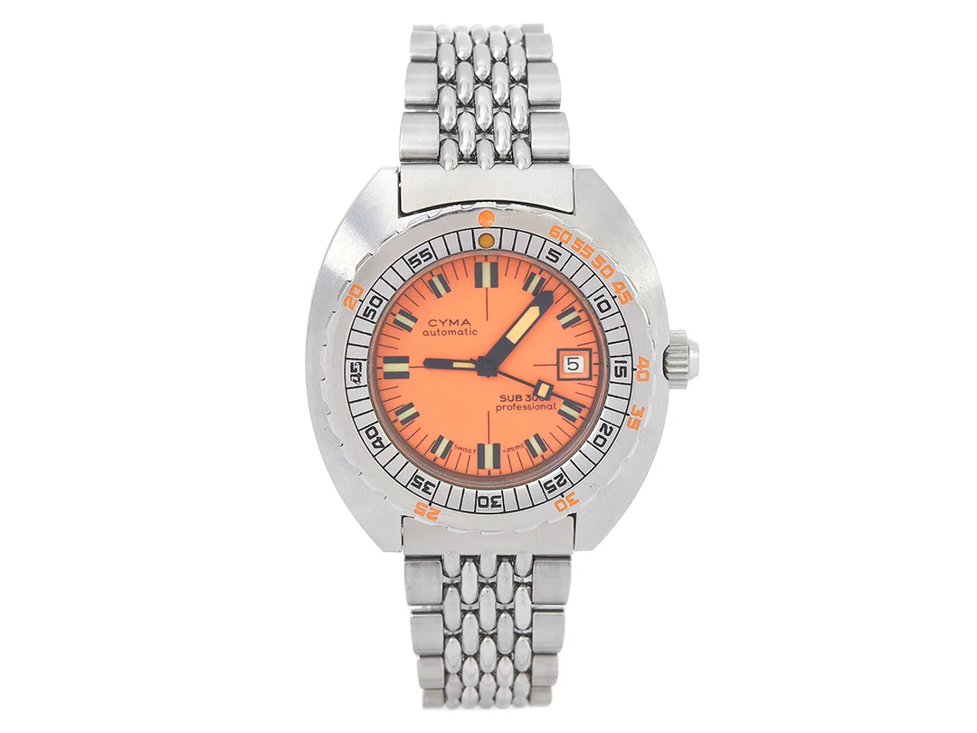 CYMA, SUB 300T Professional (SwissT <25mc), Cal Cyma 118 Synchron, Serie nr. 6753695, Boett nr. 11899-4, herrur, 43 mm, stål, automatisk, mineralglas, datum, boett signerad "Synchron S.A.", originallänk, viklås (fjädrande), Ref nr. 7720-10, ca 1969. — Klockor/Cyma — Kaplans