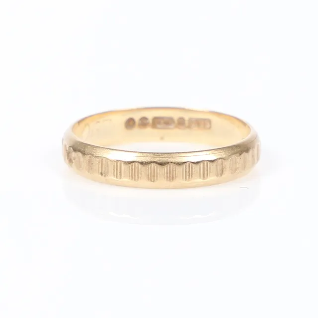 9CT YELLOW GOLD VINTAGE WEDDING RING.