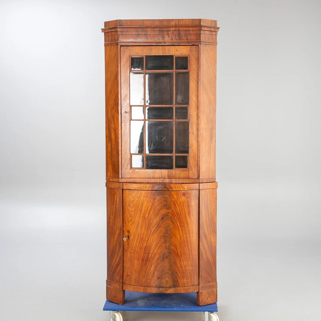 Biedermeier-Eckschrank, um 1830. — Cupboards, Cabinets & Shelves — Stockholms Auktionsverk Hamburg