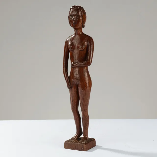 UBEKENDT KUNSTNER. Skulptur af udskåret hardwood forestillende nøgen kvinde, signeret.