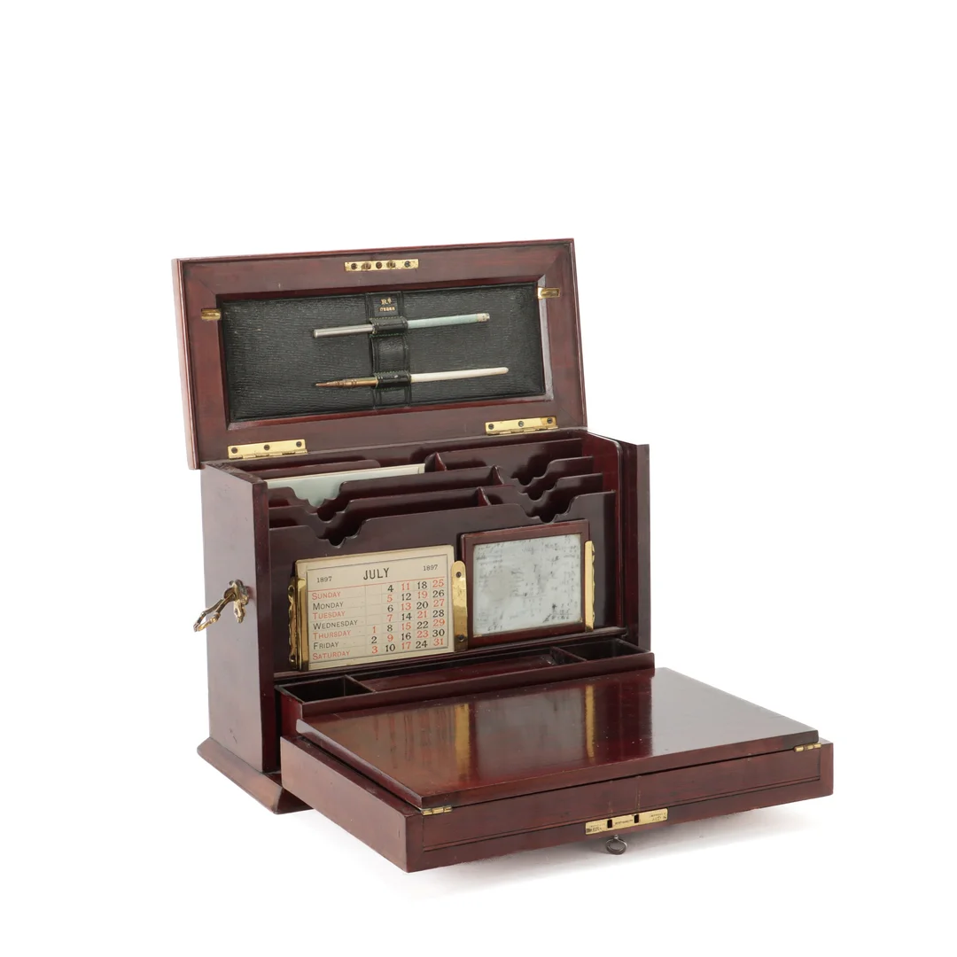 English mahogany writing desk with inlay, 19th century — Hobby and collectibles/Collectibles — Lauritz