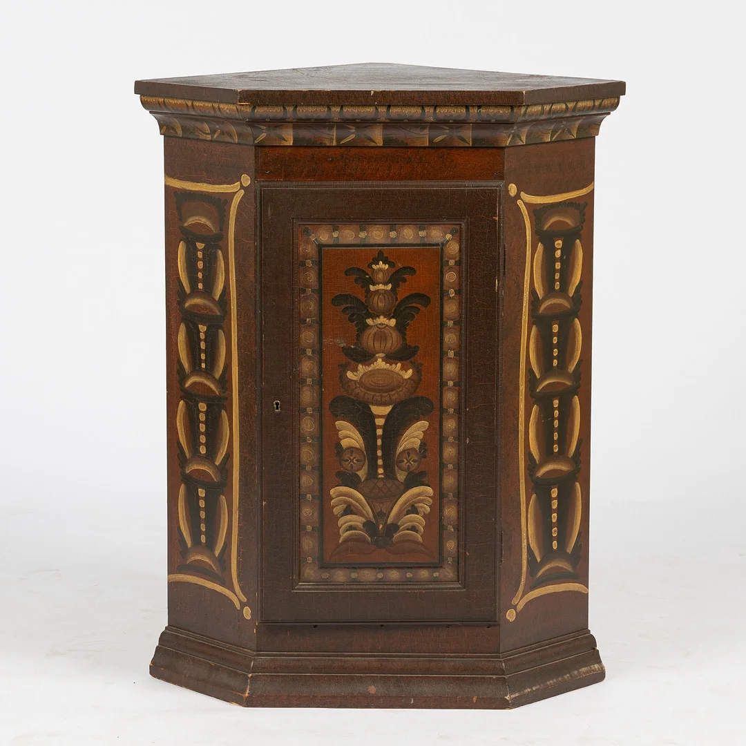 HÖRNSKÅP, allmoge, kurbitsmålat trä, 18/1900-tal. — Furniture — Stockholms Auktionsverk Helsingborg