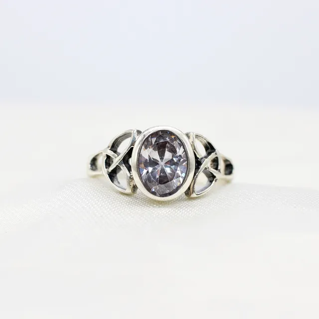 SILVER CELTIC STYLE RING.