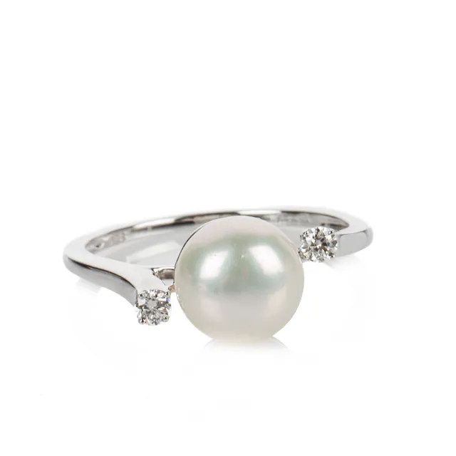 Diamonds By Frisenholm. Ring of 9 kt. white gold with freshwater pearl and diamonds, size 54