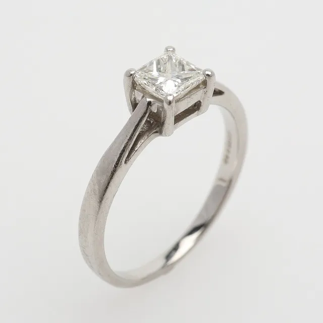 SOLITÄRRING, PLATINA, MED PRINSESSLIPAD DIAMANT OM CA 0,50 CT.