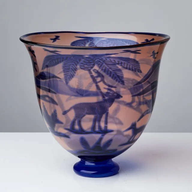 WILKE ADOLFSSON. praktskål på låg fot, glas, djungelmotiv, sent 1900-tal.
