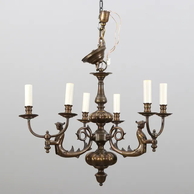 LJUSKRONA MED DEKOR AV FIGURER. Bronspatinerad metall. Barockstil, 1900-tal.