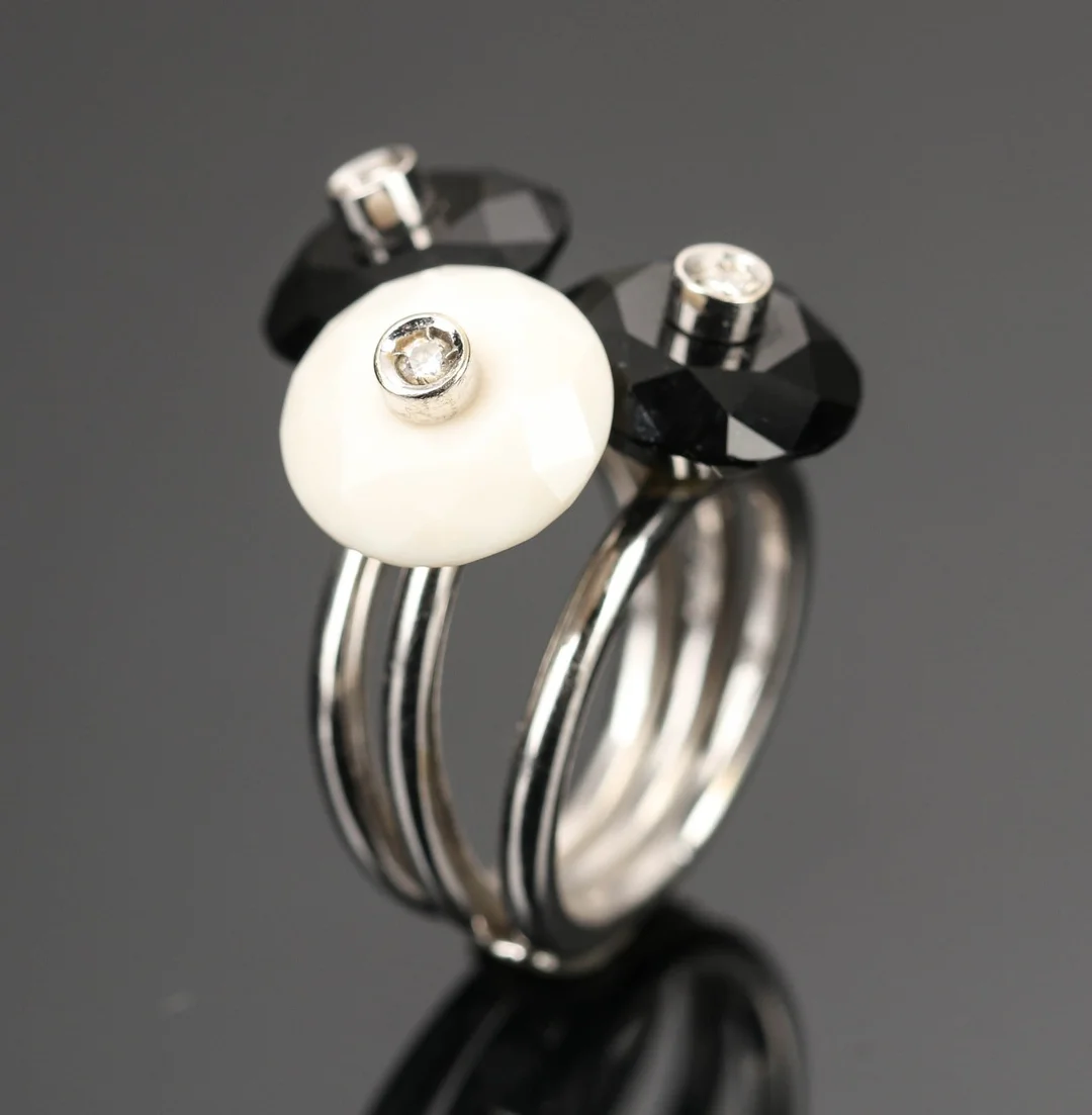 Ring af 18 kt. hvidguld med onyx og brillanter — Jewellery/Rings — Lauritz