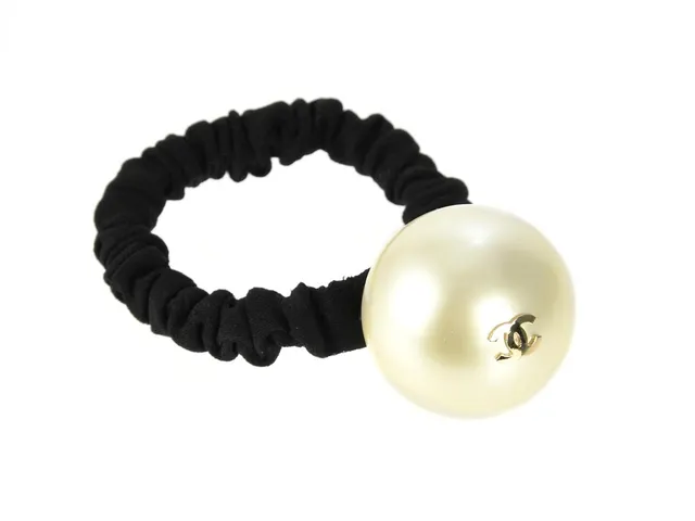 HÅRSNODD, CHANEL, imitationspärla 3 cm, märkt F17 CC logo V, kvittokopia, originalask.