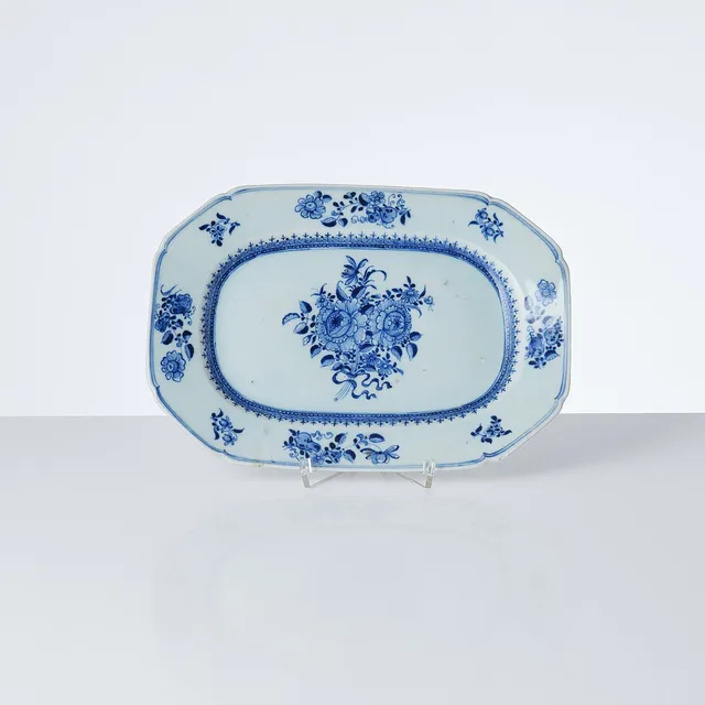 A BLUE AND WHITE OCTAGONAL DISH, decorated with flowers in European style, Qianlong period (1736-1795).