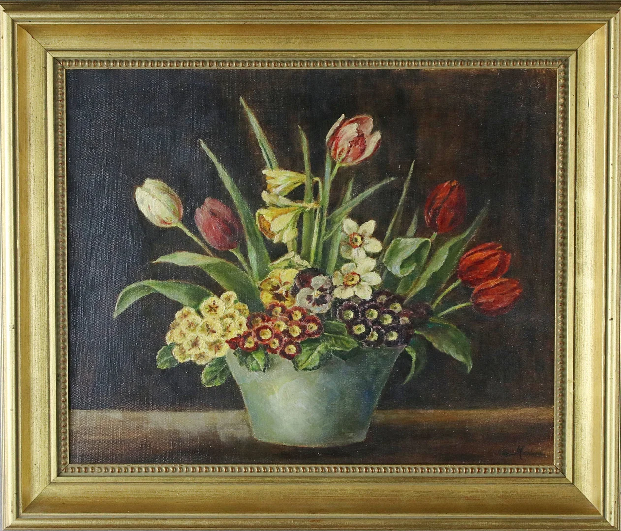 OIDENTIFIERAD KONSTNÄR. Olja på duk, stilleben med tulpaner, påskliljor och primula, otydlig signatur. — Paintings — Höganäs Auktionsverk