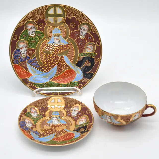 DREITEILIGES SATSUME TEESERVICE: TASSE, UNTERTASSE UND TELLER, AUS JAPAN, FRÜHES 20. JAHRHUNDERT.