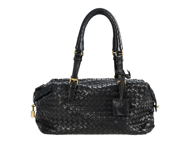 VÄSKA, BOTTEGA VENETA, svart flätat läder, mässingfärgade beslag, 30x19x15 cm, dustbag.