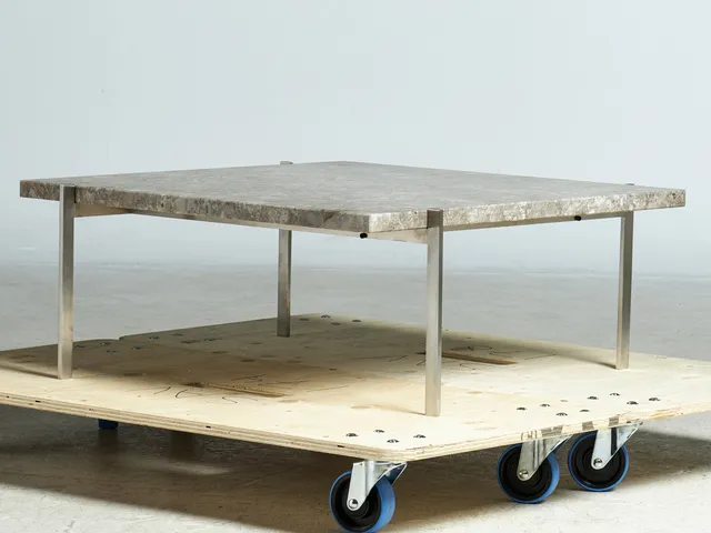 POUL KJAERHOLM. "PK61", soffbord, för Fritz Hansen, Danmark, samtida, underrede i satinborstat stål, skiva av mattslipad marmor.