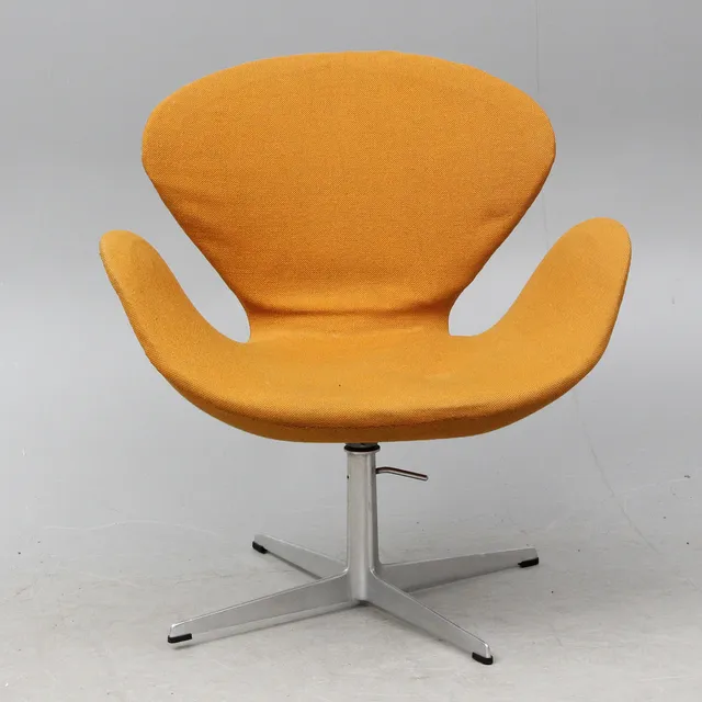 ARNE JACOBSEN. SNURRFÅTÖLJ "Svanen" etikett Fritz Hansen.