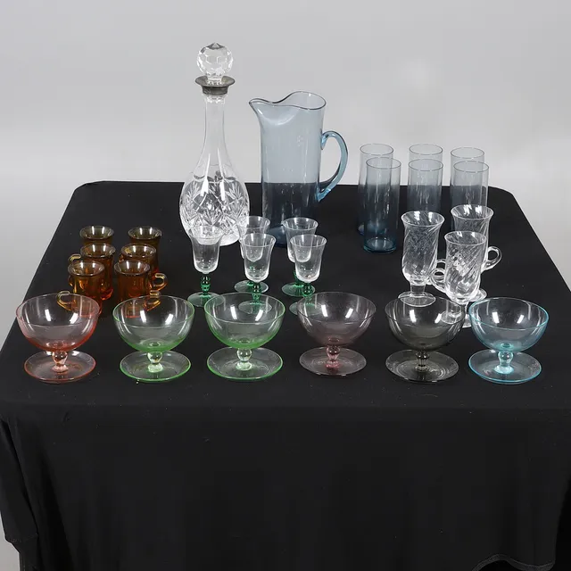 A COLLECTION OF VINTAGE DRINKING GLASSES AND OTHER GLASSWARES.