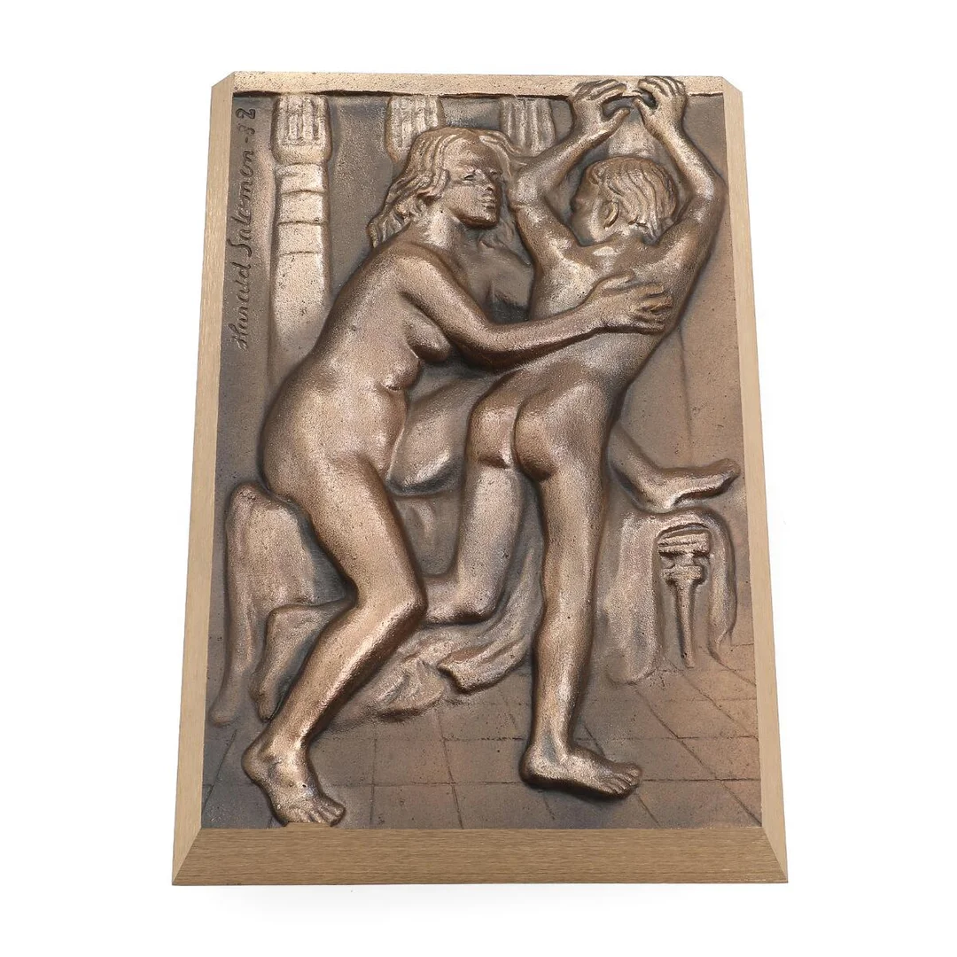 “Attrå”, 1982. Signed and dated Harald Salomon-1982. A bronze relief. Published by Anders Nyborg. 24×16 cm. — Modern Sculptures/Modern art — Bruun Rasmussen