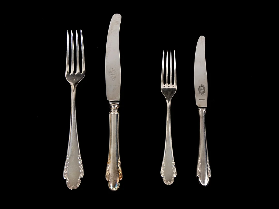 MATSILVER, 67 delar, 10 gafflar, 9 knivar, 12 mindre gafflar, 12 mindre knivar, 12 kaffeskedar,12 efterrättsskedar, total vikt 1720 g, modell Haga, 1938-1960-tal. — Silver/Matsilver — Kaplans