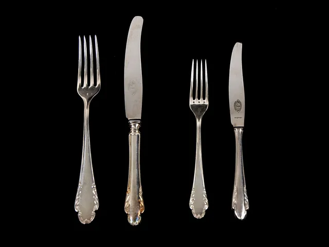 MATSILVER, 67 delar, 10 gafflar, 9 knivar, 12 mindre gafflar, 12 mindre knivar, 12 kaffeskedar,12 efterrättsskedar, total vikt 1720 g, modell Haga, 1938-1960-tal.