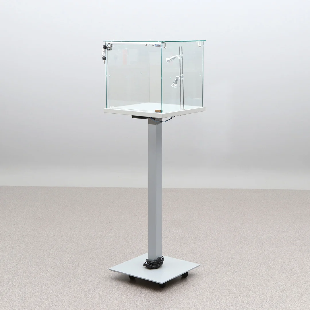 VITRINMONTER PÅ PELARFOT. Glas och lackerad metall. Samtida tillverkning. — Cupboards, Cabinets & Shelves — Skånes Auktionsverk