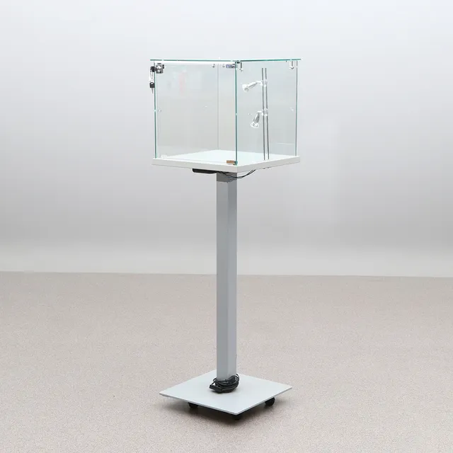 VITRINMONTER PÅ PELARFOT. Glas och lackerad metall. Samtida tillverkning.