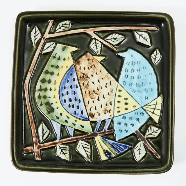 LISA LARSON. Väggplakett, "Harlekin", glaserat stengods, Gustavsberg.