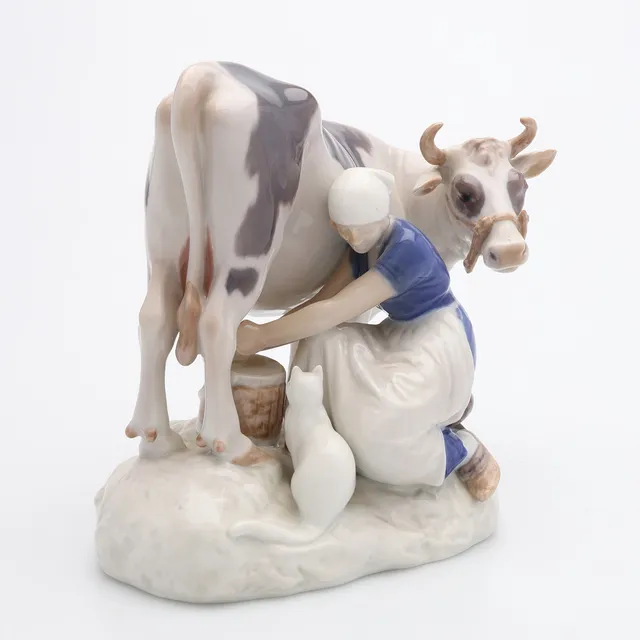 AXEL LOCHER. SKULPTUR, MJÖLKERSKA MED KO, BING & GRÖNDAHL.